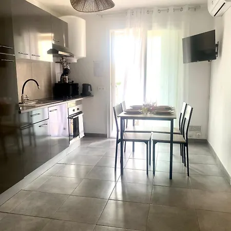 Air-conditioned On The Port Side Lägenhet